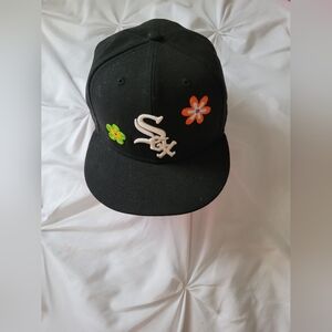 Women Chicago White Sox fitted hat. 7 5/8